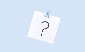 Un post it bianco con un punto interrogativo su uno sfondo azzurro